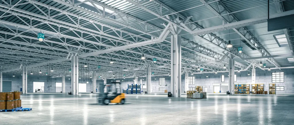 imagem de galpões industriais com trabalhadores