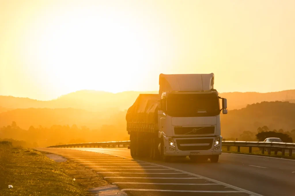 Caminhão levando cargas para galpões industriais